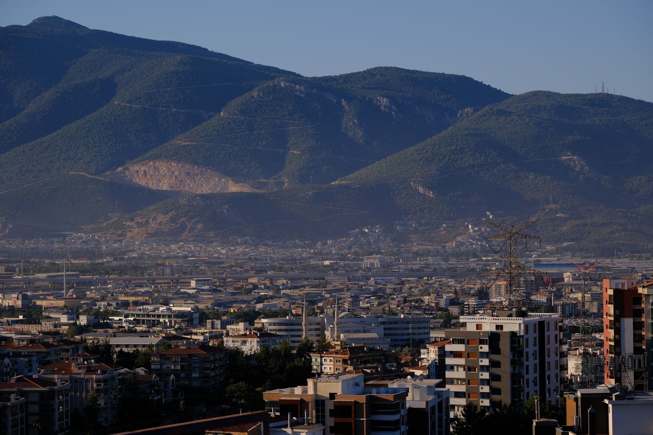 A stunning view of İzmir cityscape against a mountainous backdrop capt