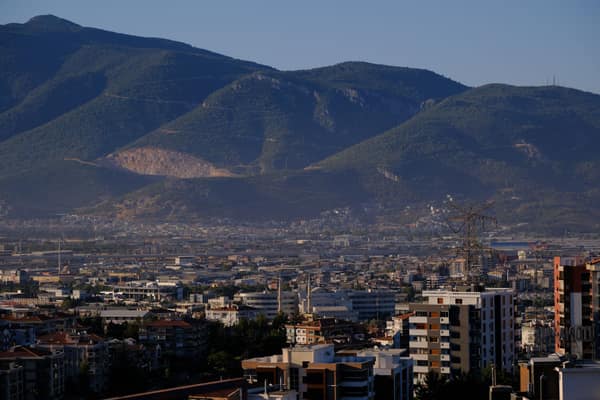 A stunning view of İzmir cityscape against a mountainous backdrop capt